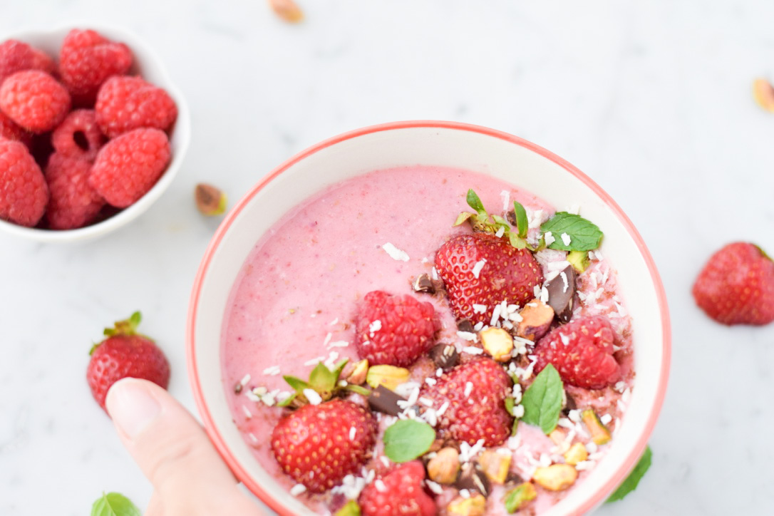Bol de smoothie aux fraises et framboises