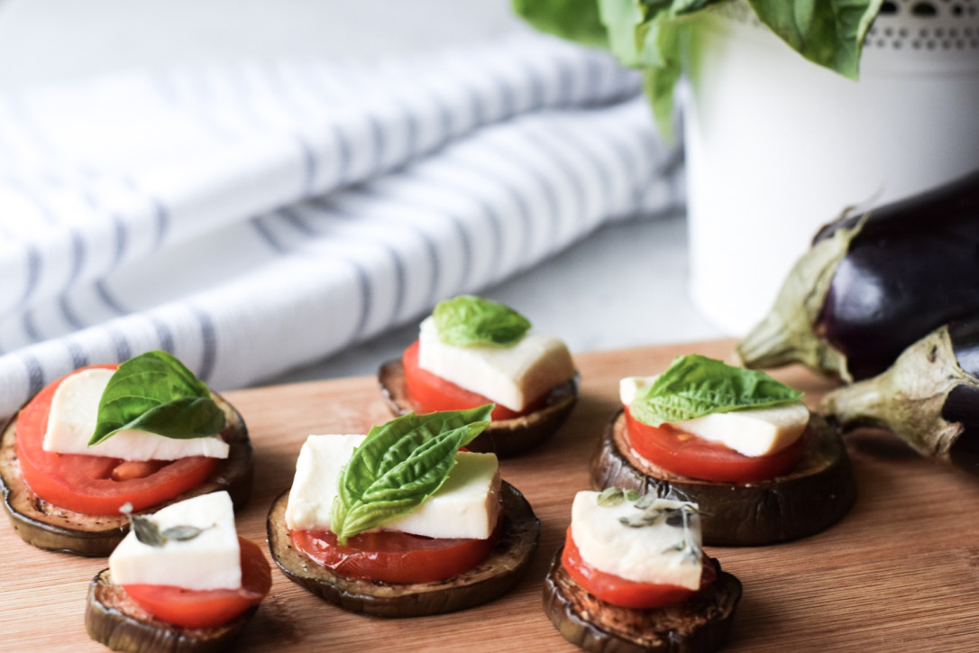 Canapés d’aubergine grillée, tomate, mozzarella fraîche et basilic