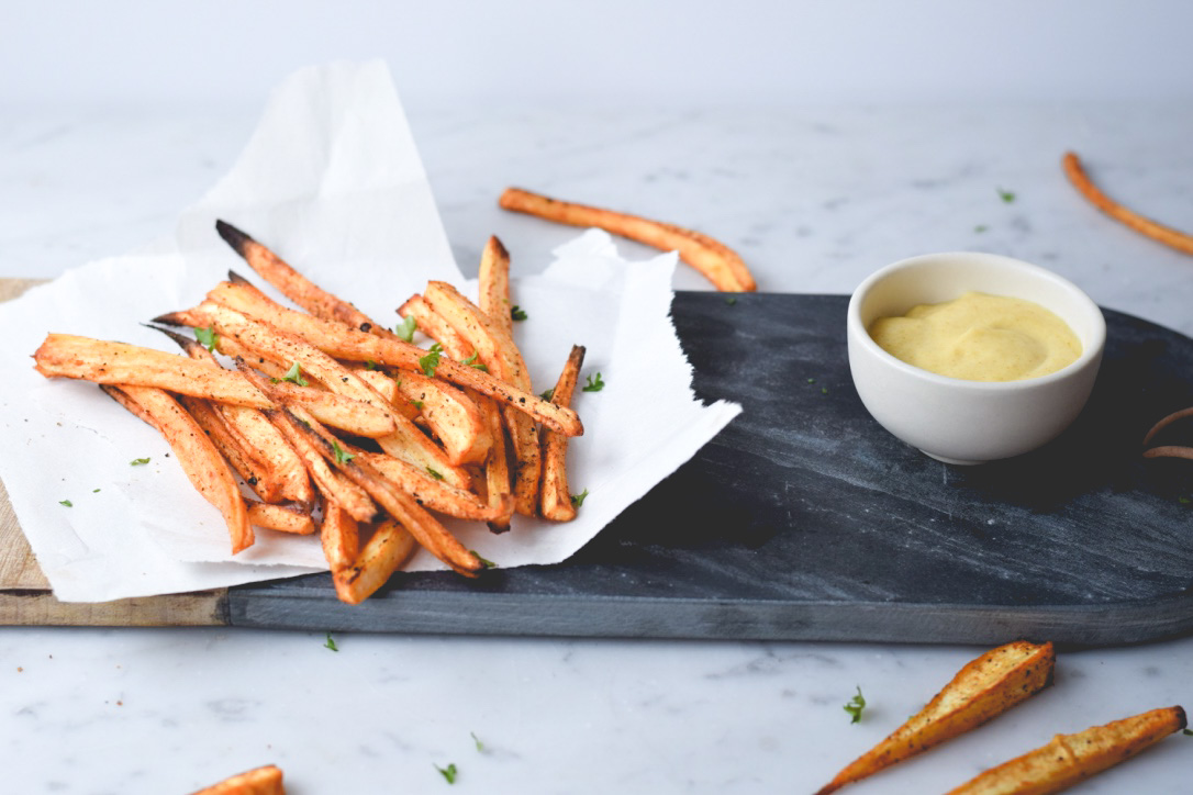 Frites de panais et « mayonnaise » au cari