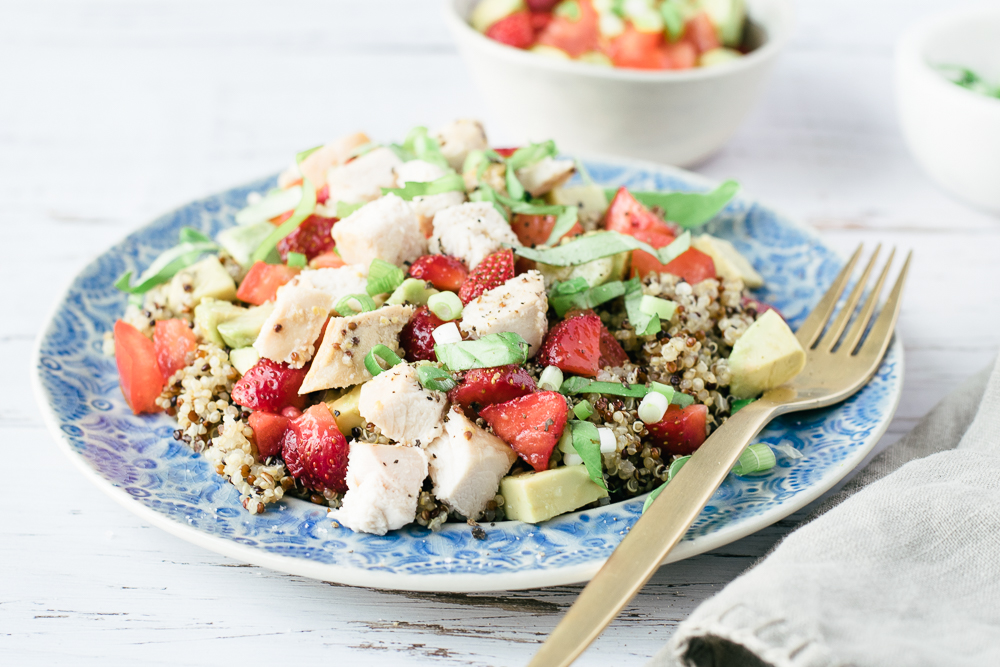 Salade de quinoa au poulet, fraises et basilic