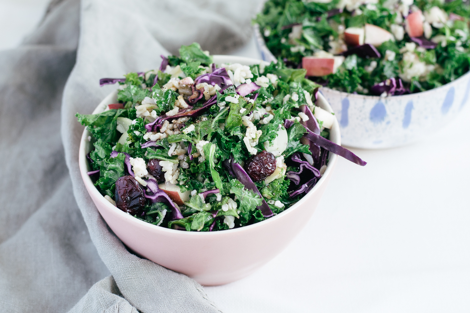 Salade de kale, riz, pommes & amandes