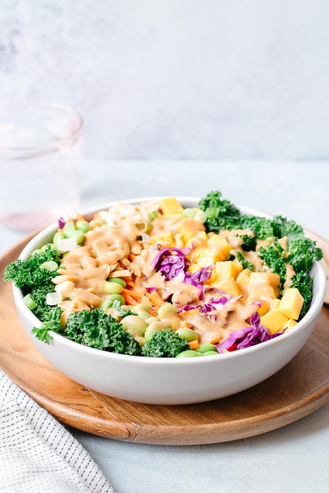 Salade de kale, mangue et arachides