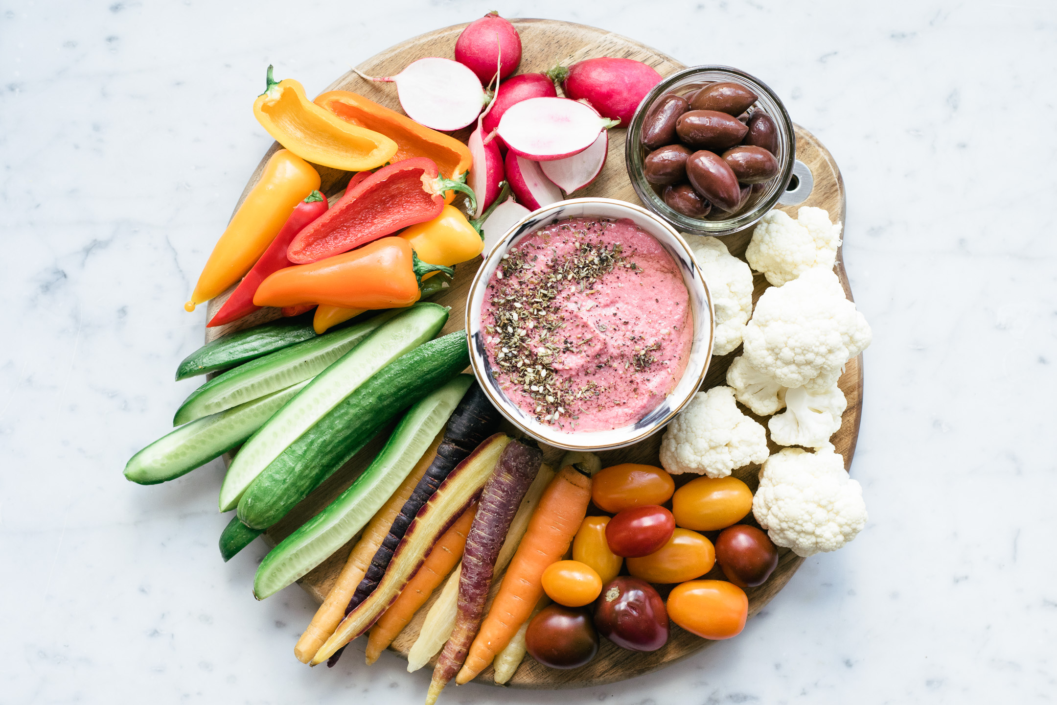 Un plateau de crudités pas plate du tout & recette d’houmous aux betteraves