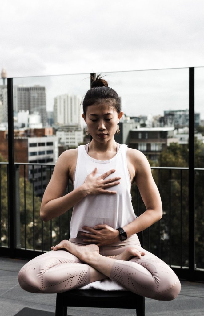 breathe femme respire unsplash