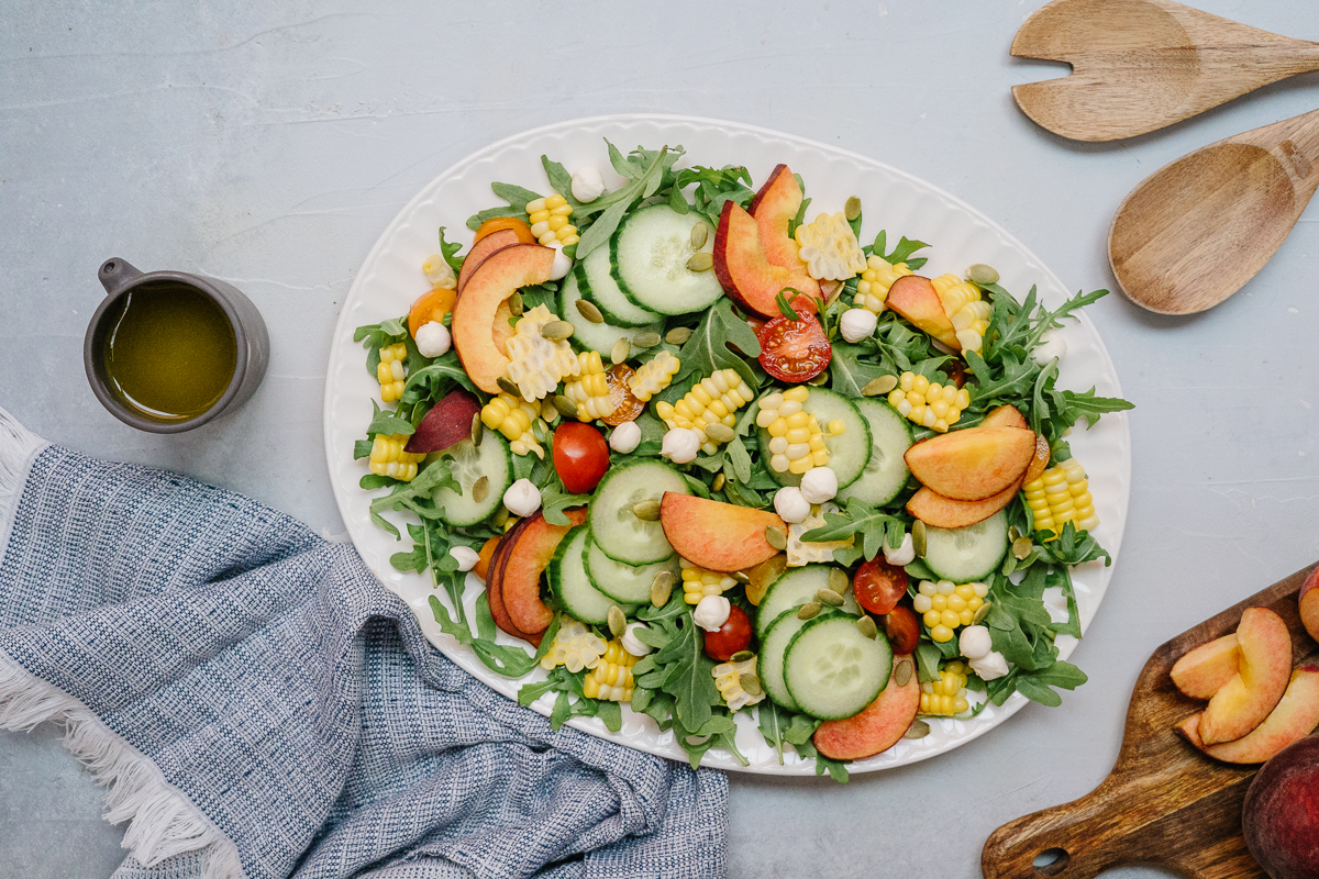 Salade de roquette, maïs et pêches