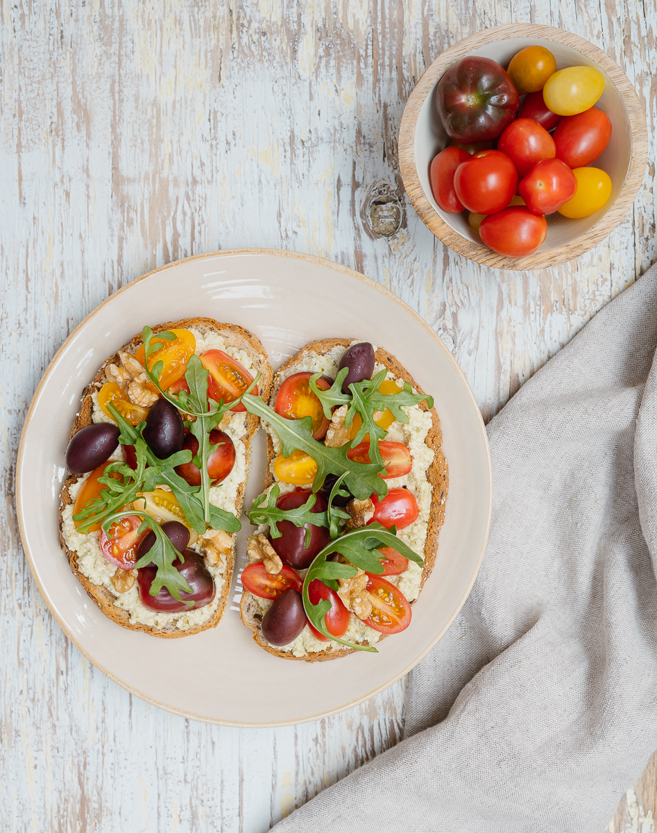 Tartine repas tomate et basilic