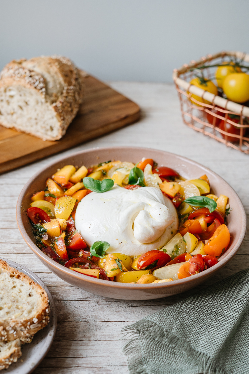 Burrata pêches et basilic