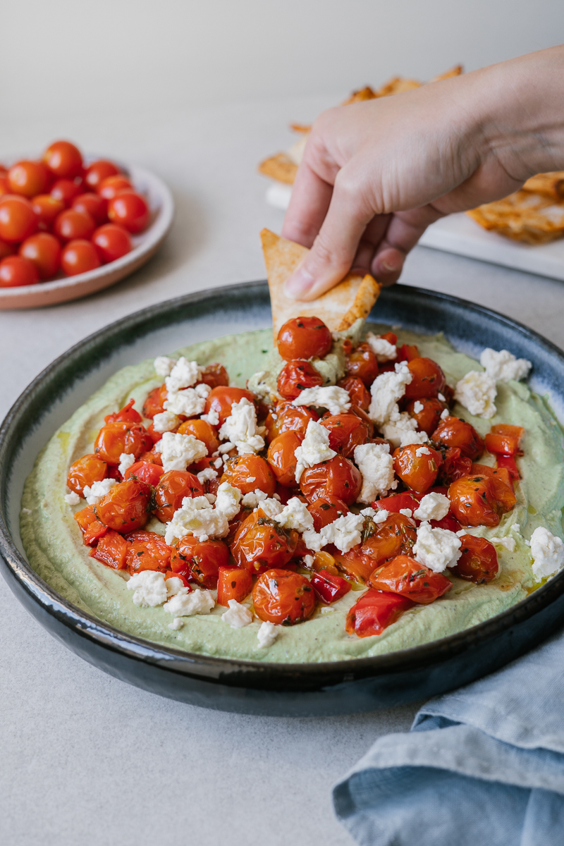 Trempette d’edamames et avocat aux tomates et poivrons rouges rôtis