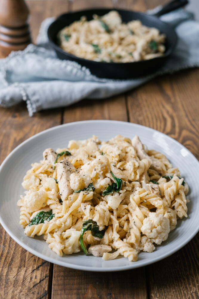 Pâtes crémeuses au poulet, cheddar et romarin