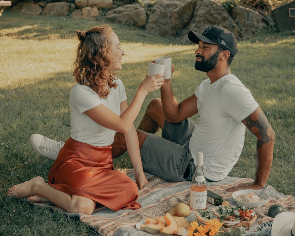 couple dégustant des aliments lors d'un pique nique